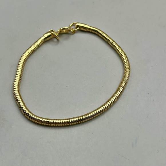 Elegant Gold Tone Snake Chain Bracelet Lux Everyday Elegance Jewelry Accessory - Picture 2 of 5